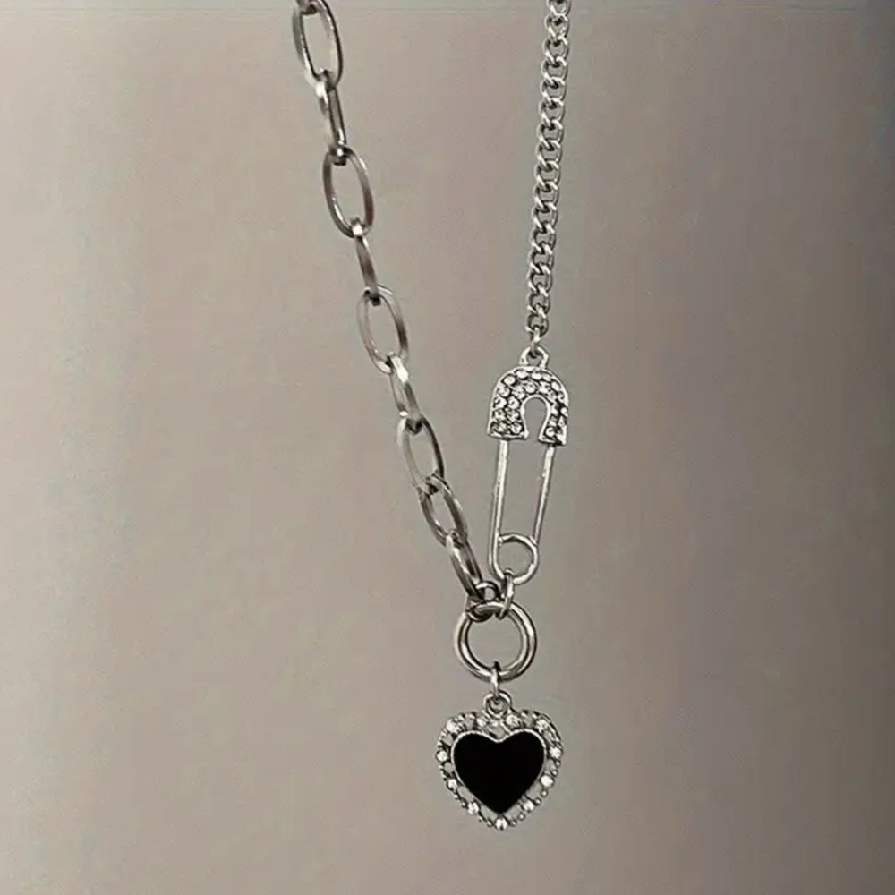 🎁 Safety Pin 🖤 Necklace, NWT